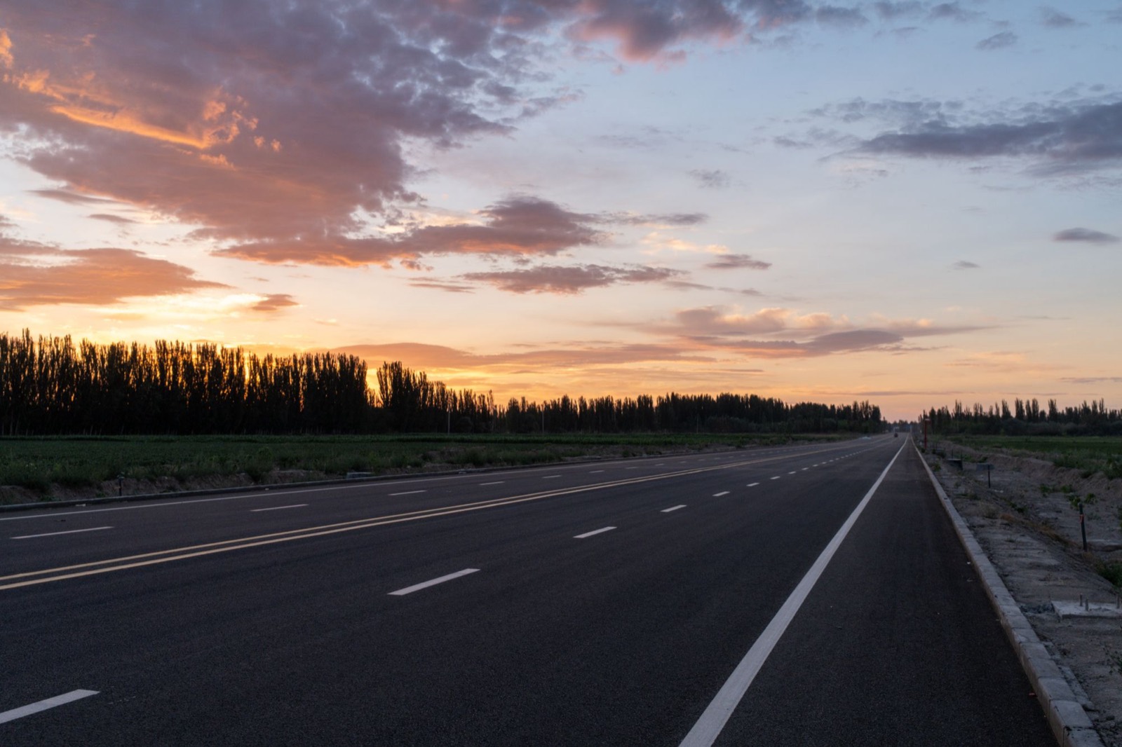 Autopista recta extendiéndose hacia el horizonte