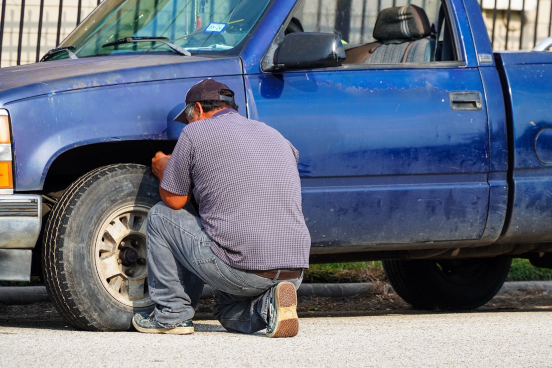Reparación de una llanta ponchada en una camioneta